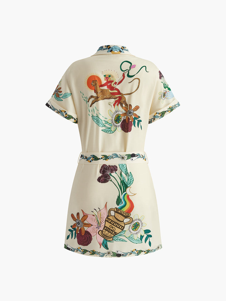 Kurzes Kleid mit Kragen und Gürtel Print