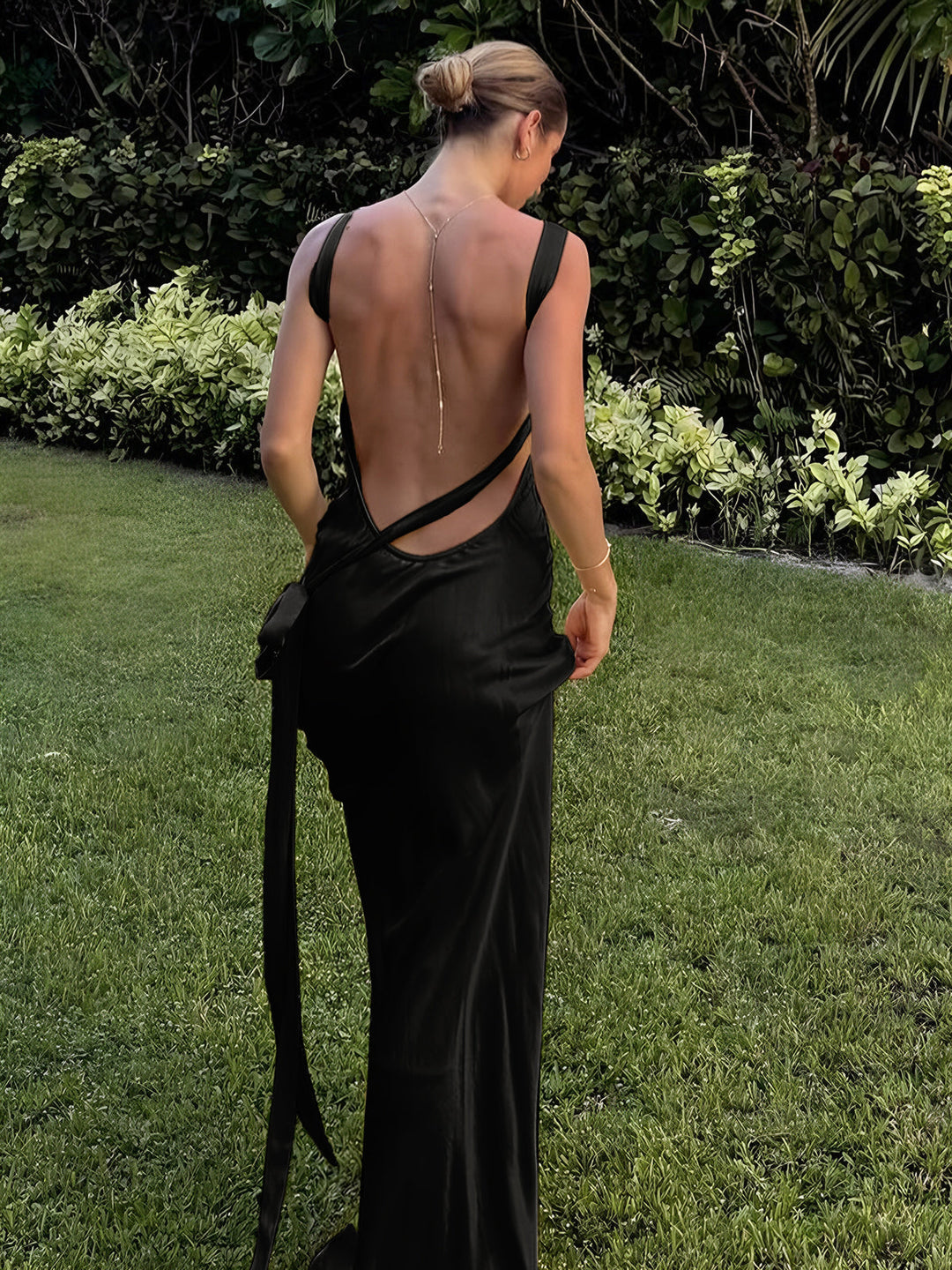 Halbtransparente Satin-Kleid mit einem schulterlangen Schnitt