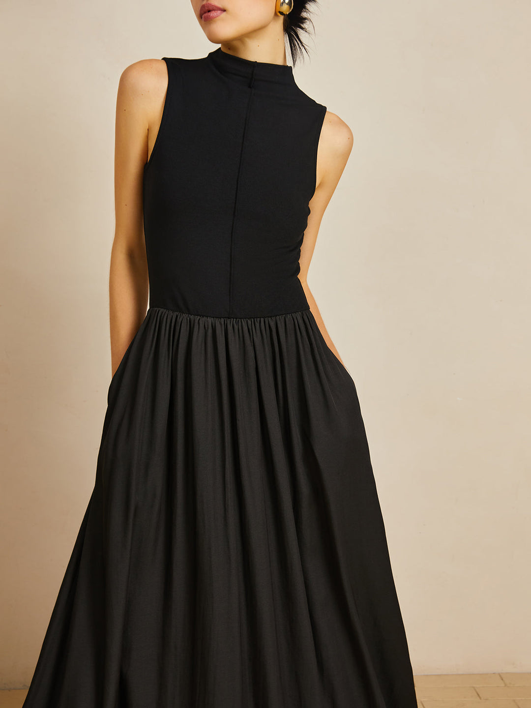 Schwarzes Samtkragen-Ärmelloses Langes Kleid