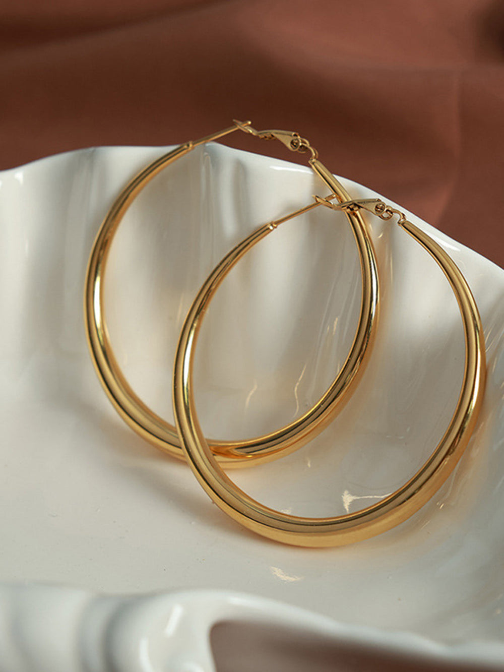 Große klassische goldene Reifenohrringe