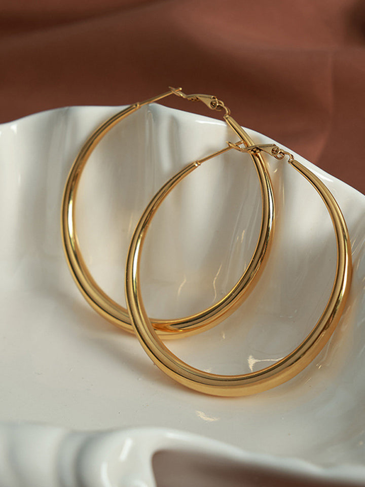 Große klassische goldene Reifenohrringe