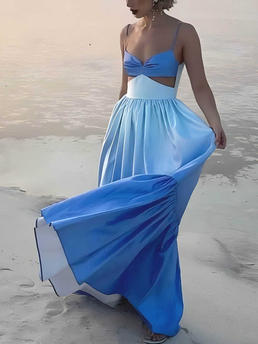 Rückenfreies Kleid mit Cutout und langen Ärmeln