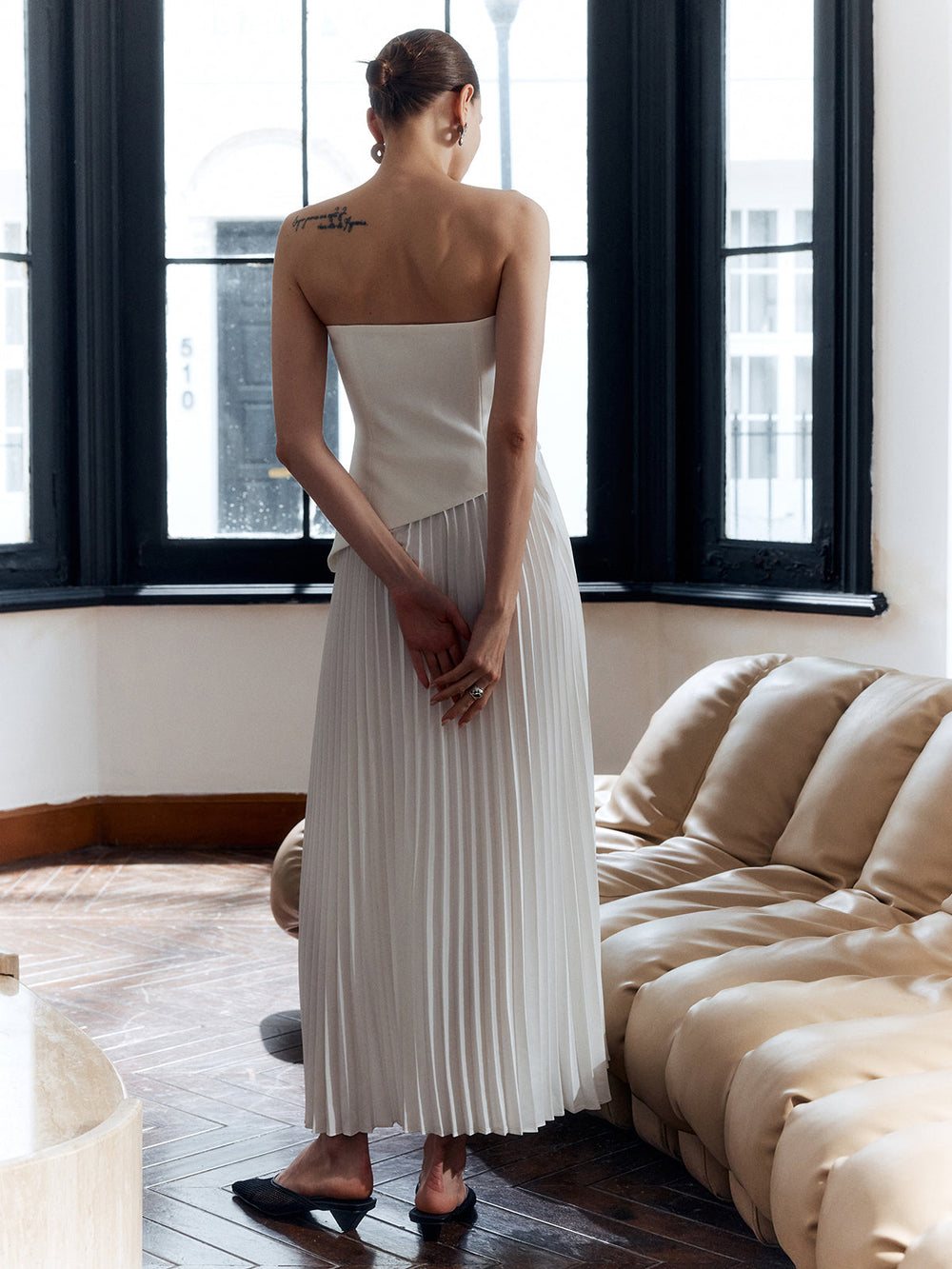 Einfaches Falten-Kleid ohne Träger mit Schlitz