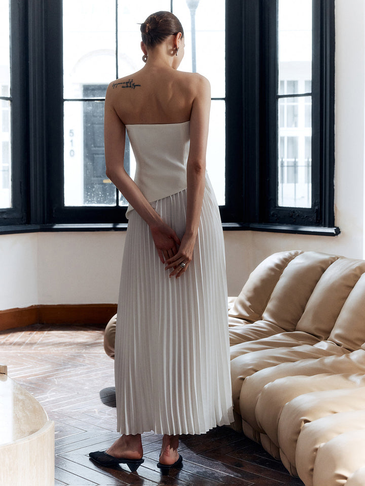 Einfaches Falten-Kleid ohne Träger mit Schlitz