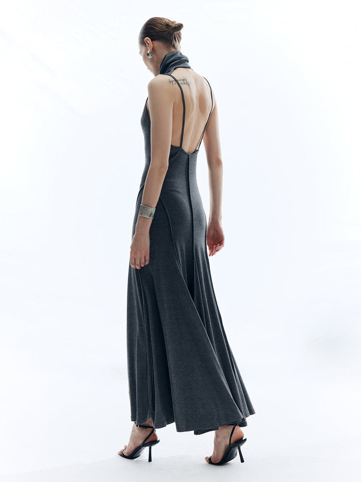 Kleid mit hohem Kragen und rückenfreiem Design