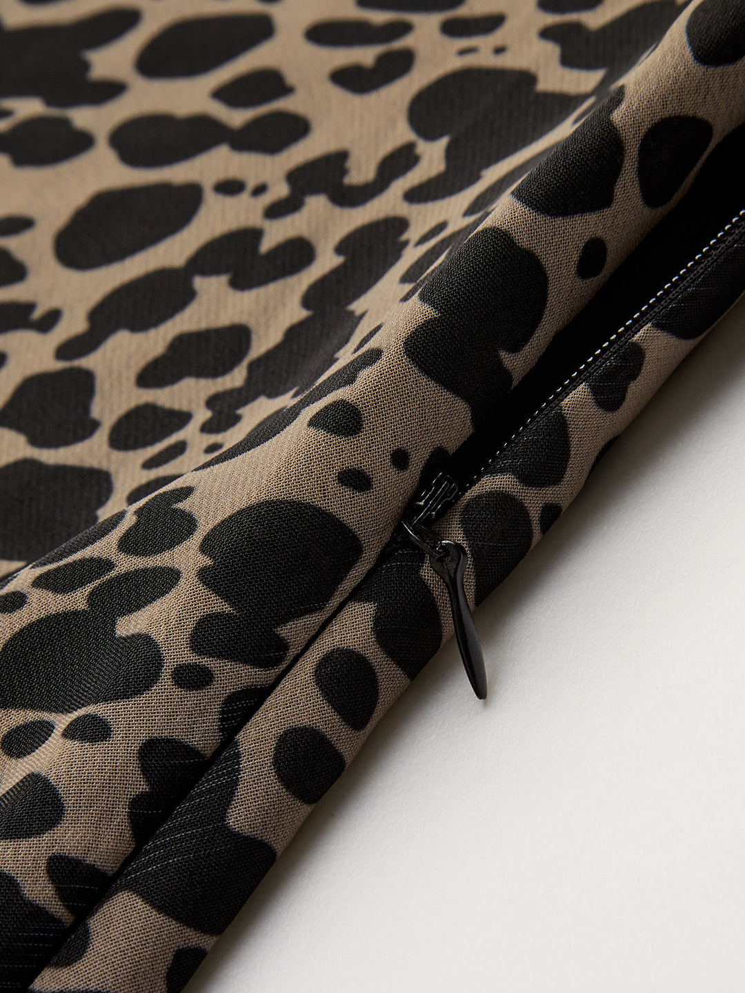 Asymmetrisches Kleid mit Print und Kragen