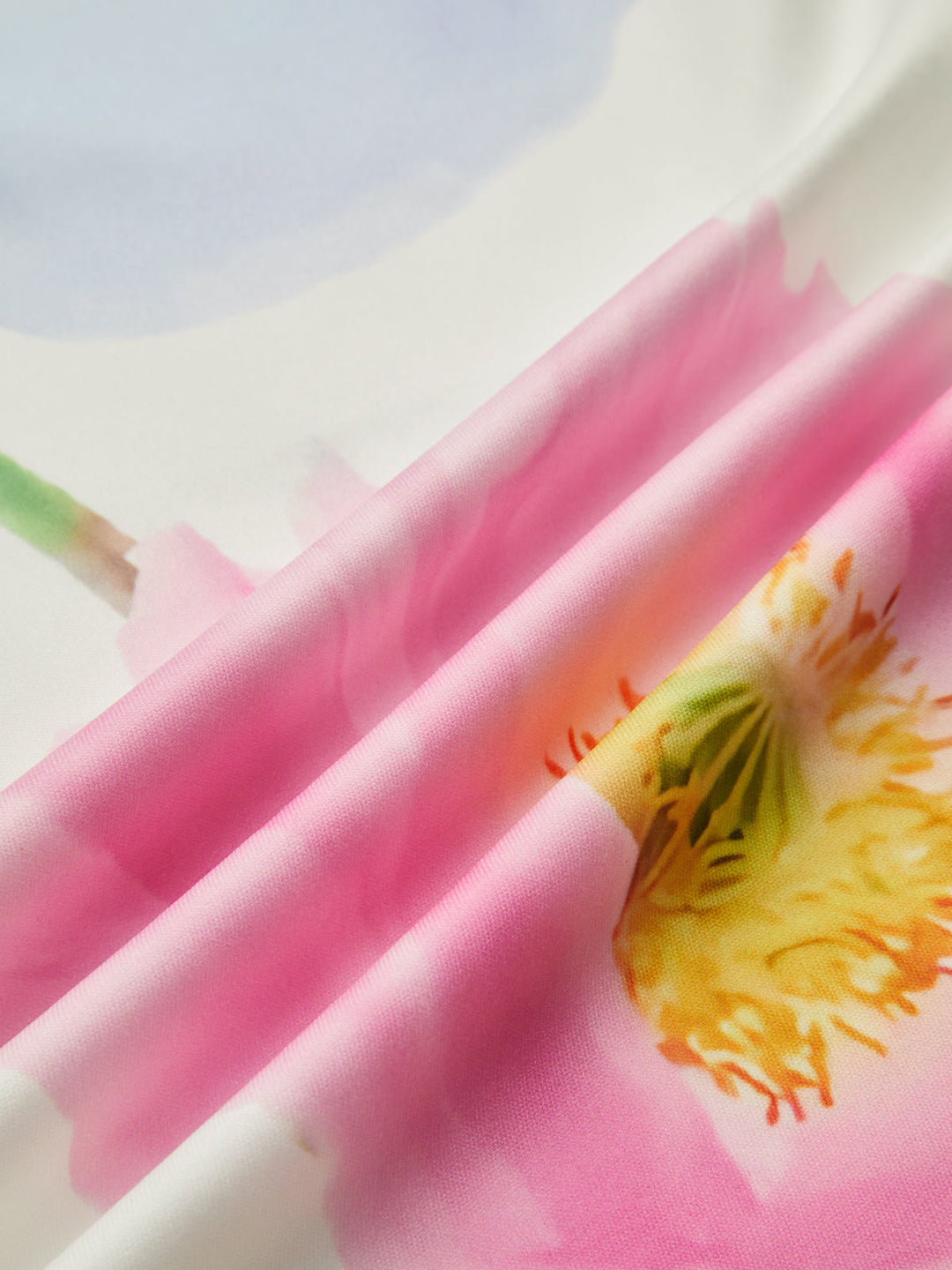 Rückenfreies kurzes Blumenkleid