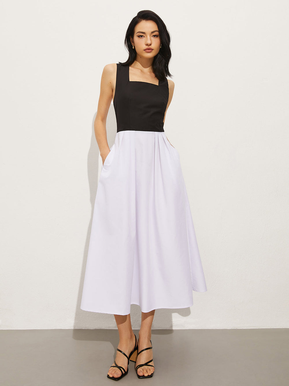 Kleid mit quadratischem Ausschnitt und überkreuzten Trägern