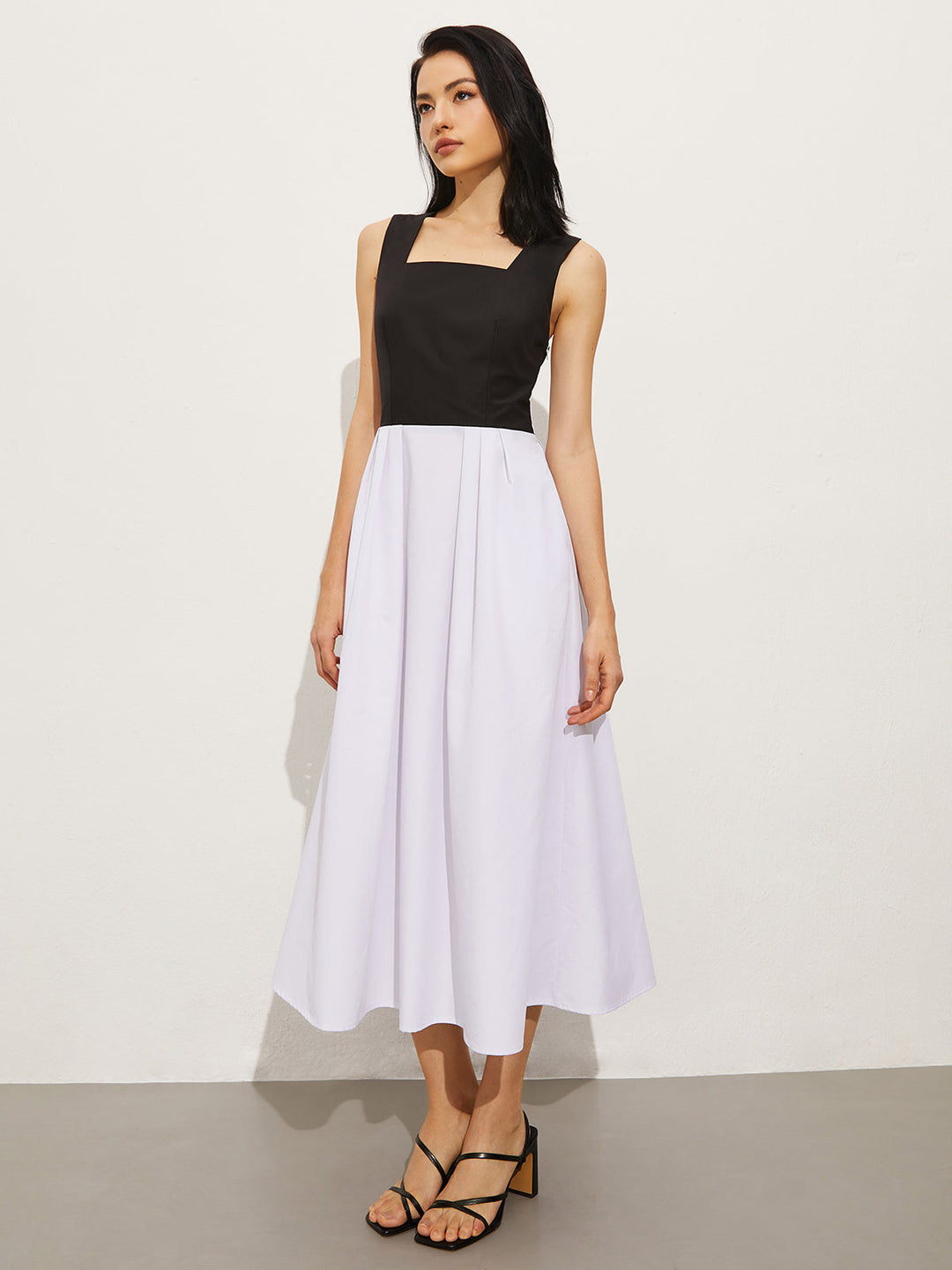 Kleid mit quadratischem Ausschnitt und überkreuzten Trägern