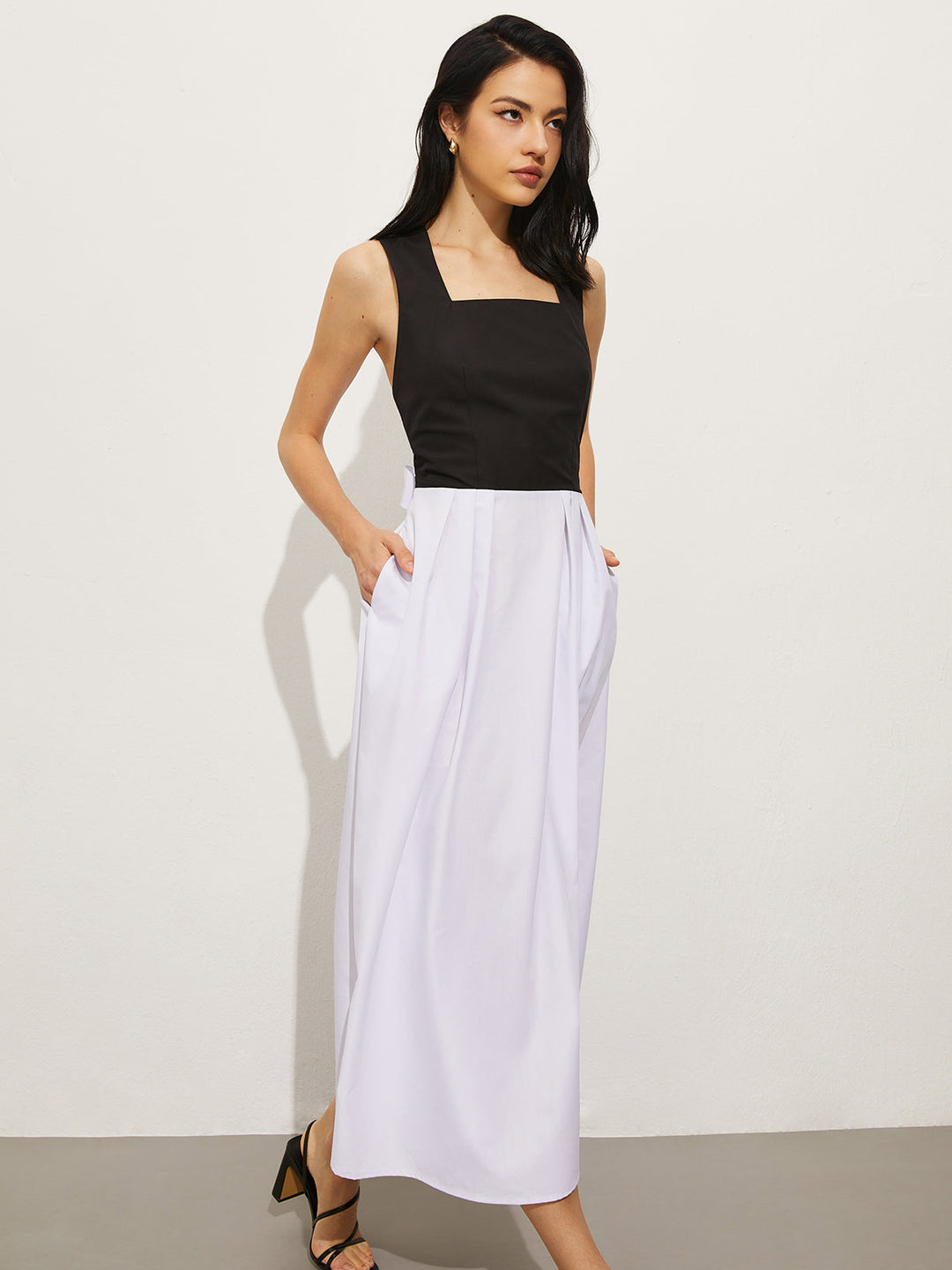 Kleid mit quadratischem Ausschnitt und überkreuzten Trägern