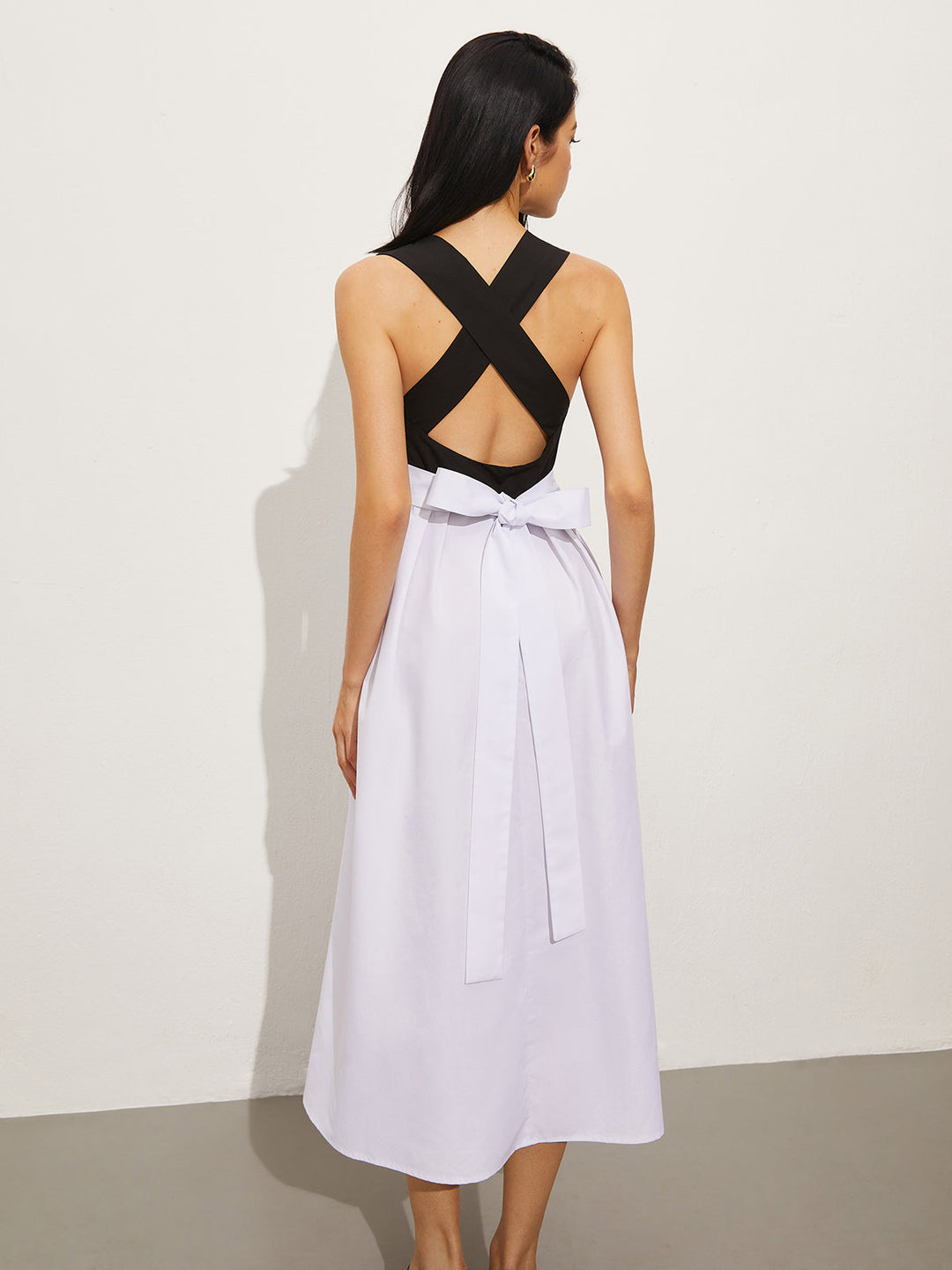 Kleid mit quadratischem Ausschnitt und überkreuzten Trägern
