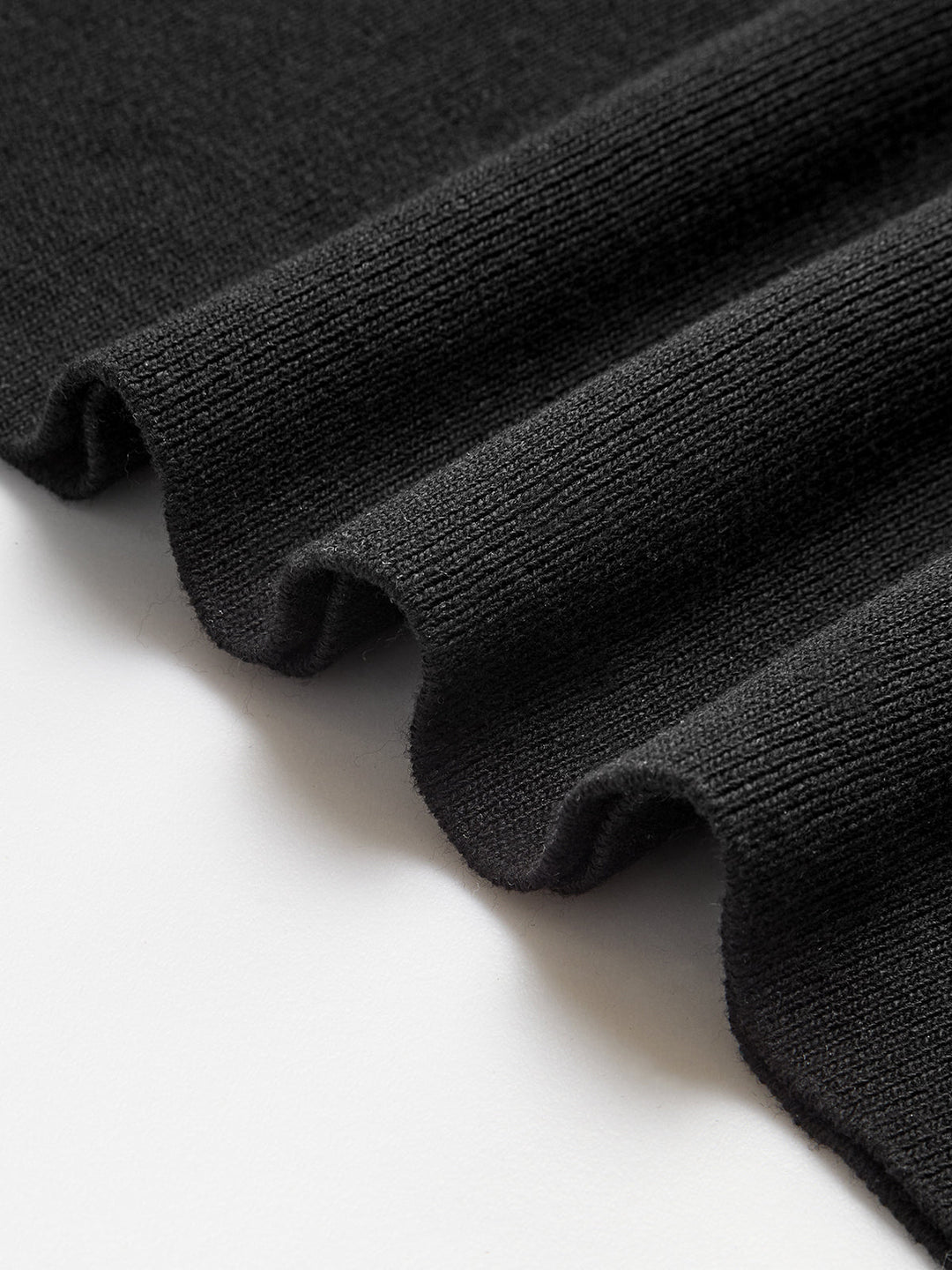 Strickkleid mit schmaler Passform und Kontrastkante