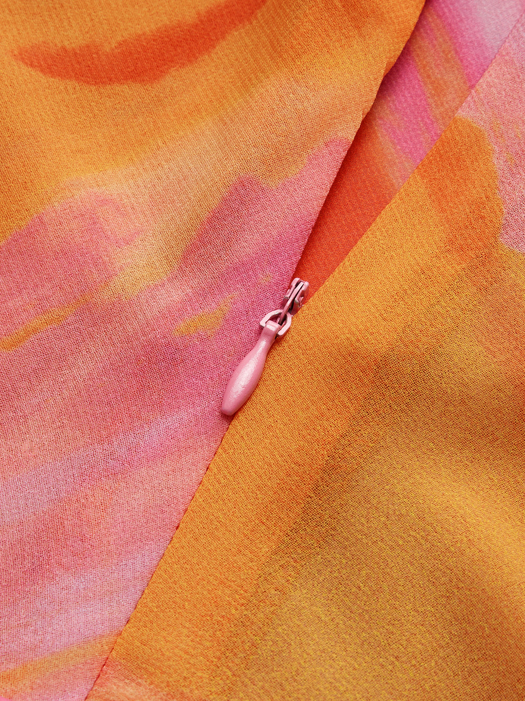 Semi-Sheer Neckholder Kleid mit Rückenausschnitt und Batik-Muster