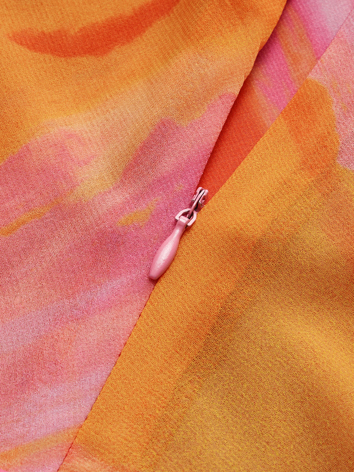 Semi-Sheer Neckholder Kleid mit Rückenausschnitt und Batik-Muster