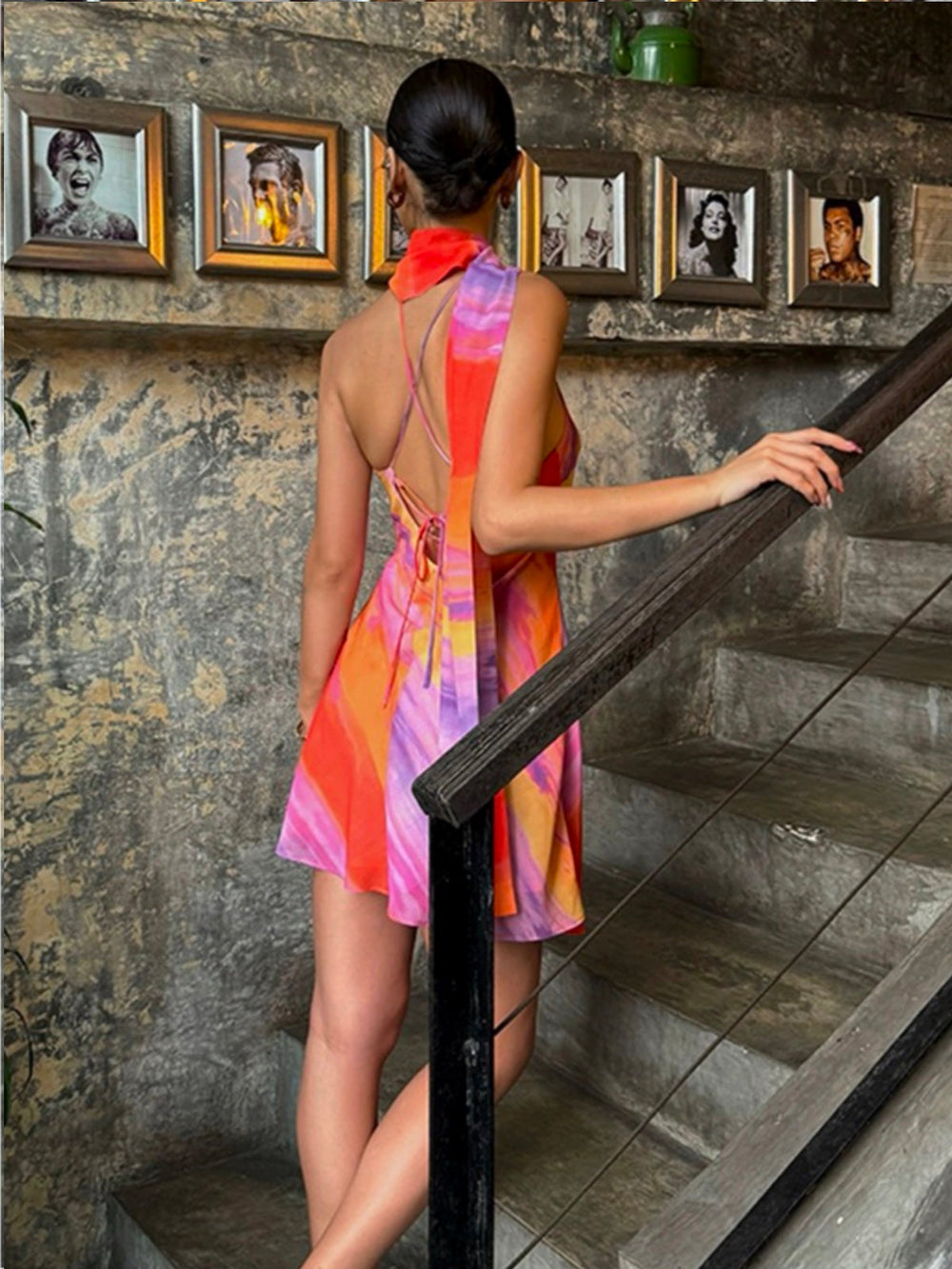 Semi-Sheer Neckholder Kleid mit Rückenausschnitt und Batik-Muster
