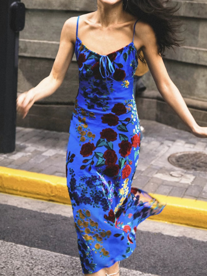 Samtkleid mit Blumenapplikation