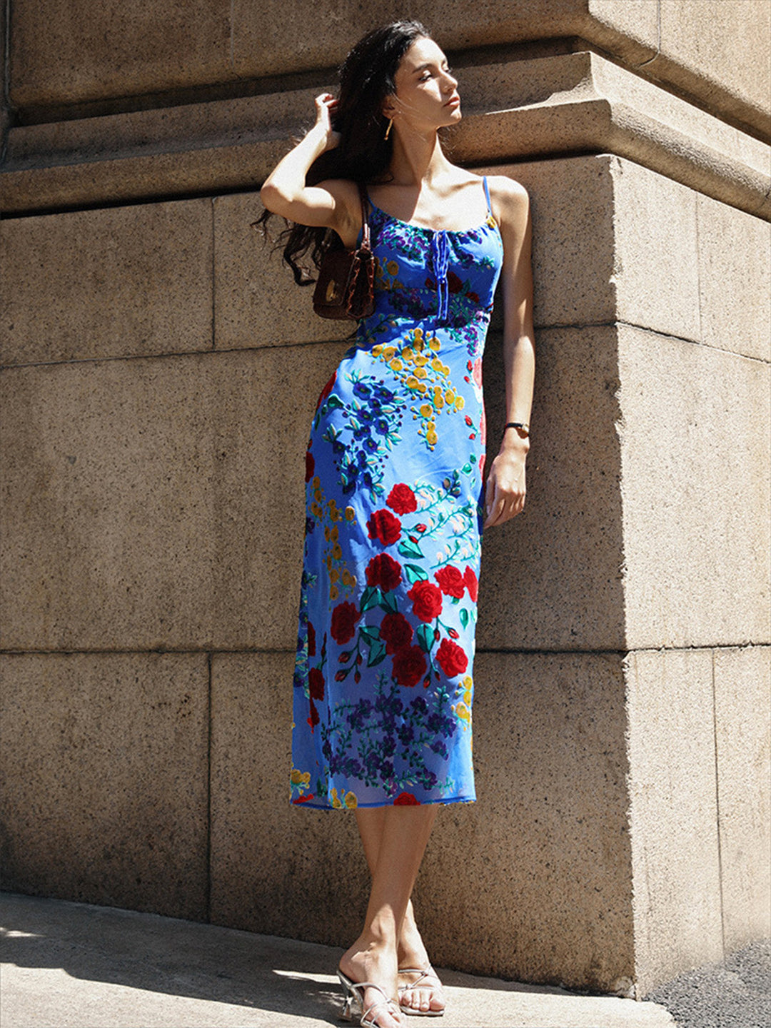 Samtkleid mit Blumenapplikation