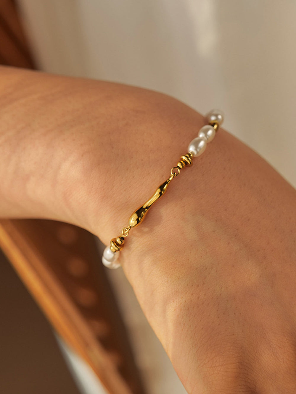 Goldene Wellen Perlenarmband