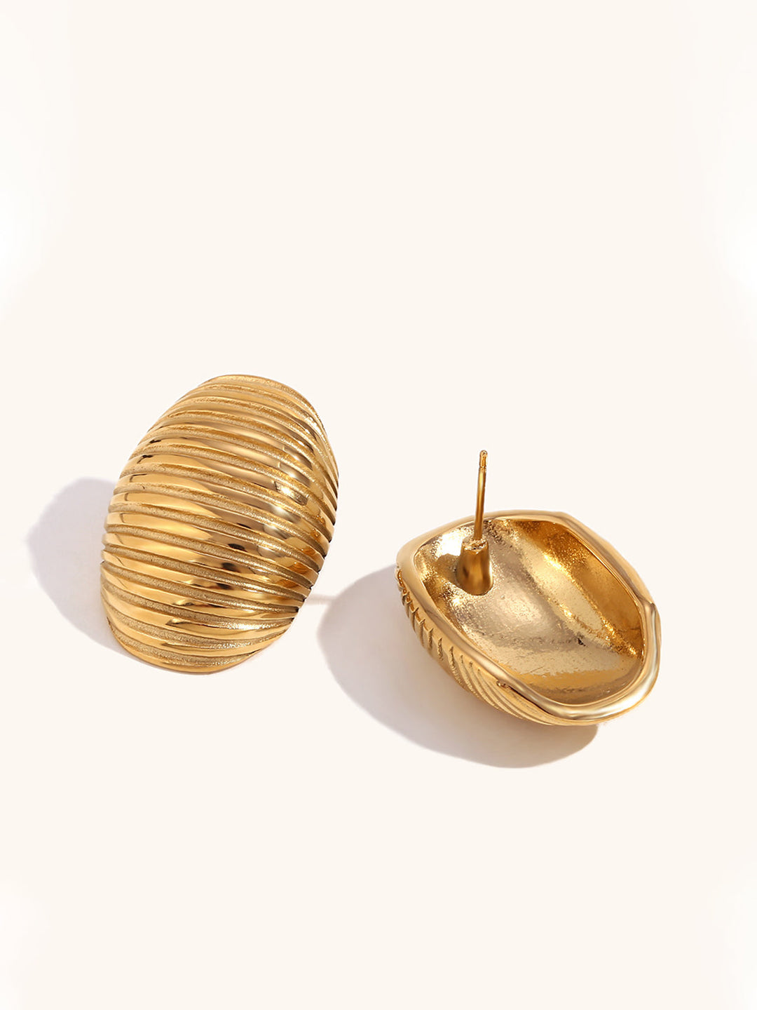 Goldene gerippte Halbring-Ohrringe