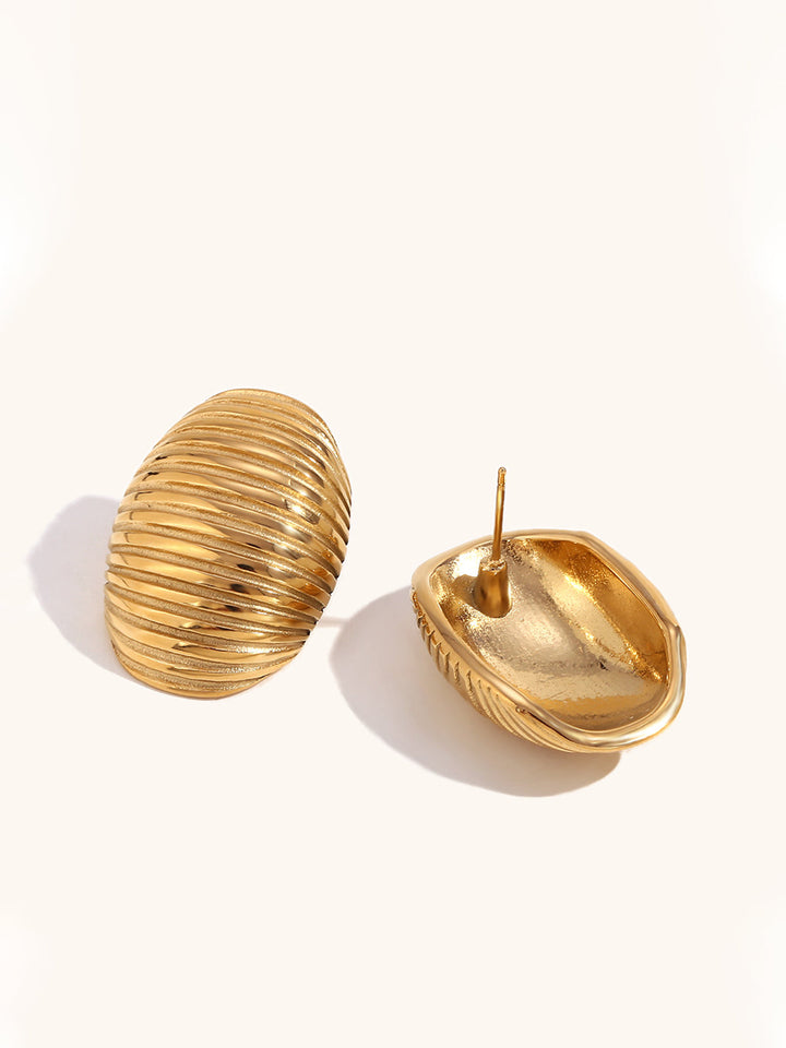 Goldene gerippte Halbring-Ohrringe