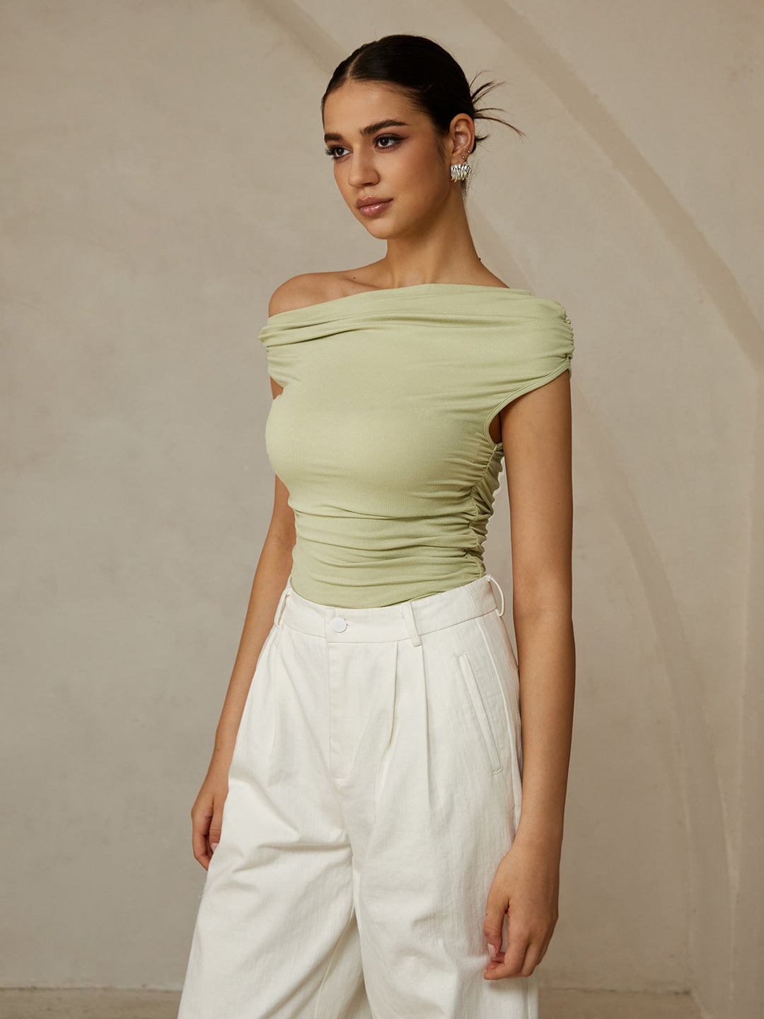 Asymmetrisches Neckholder-Ärmelloses T-Shirt
