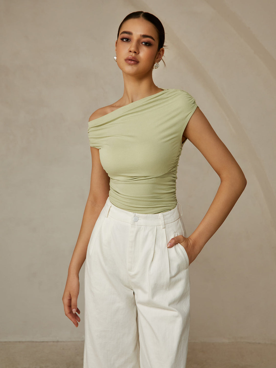 Asymmetrisches Neckholder-Ärmelloses T-Shirt