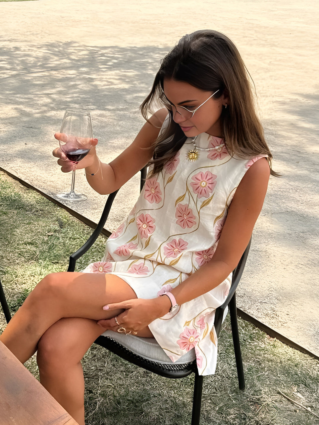 Romantisches ärmelloses kurzes Kleid mit Print