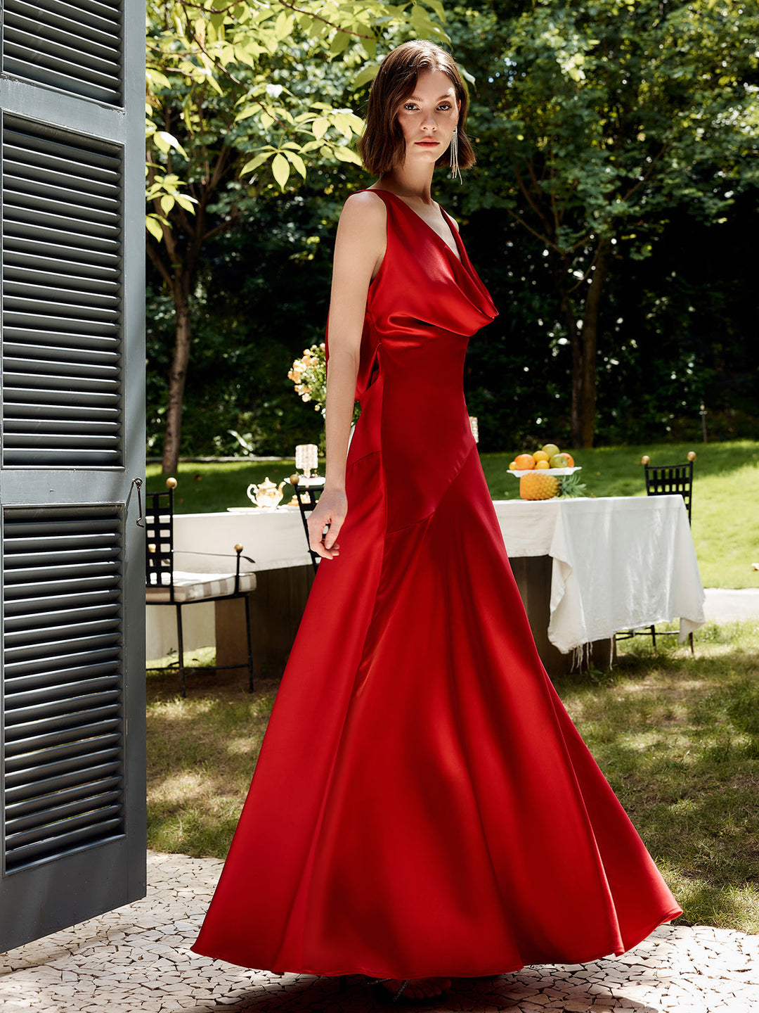 Faltenärmeliges rückenfreies Satin-Maxikleid