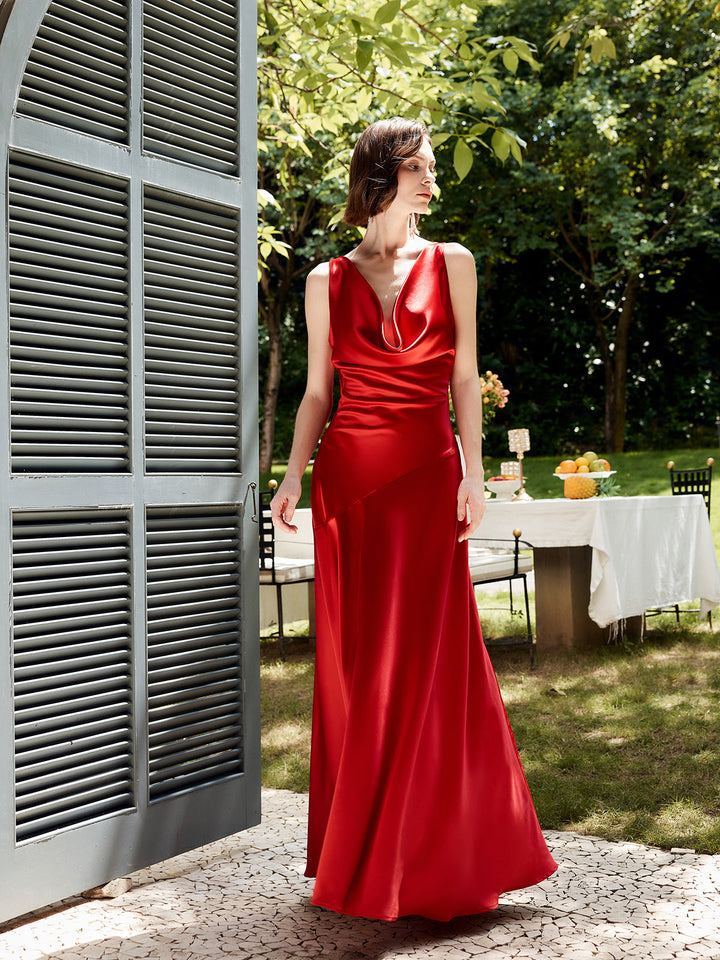 Faltenärmeliges rückenfreies Satin-Maxikleid
