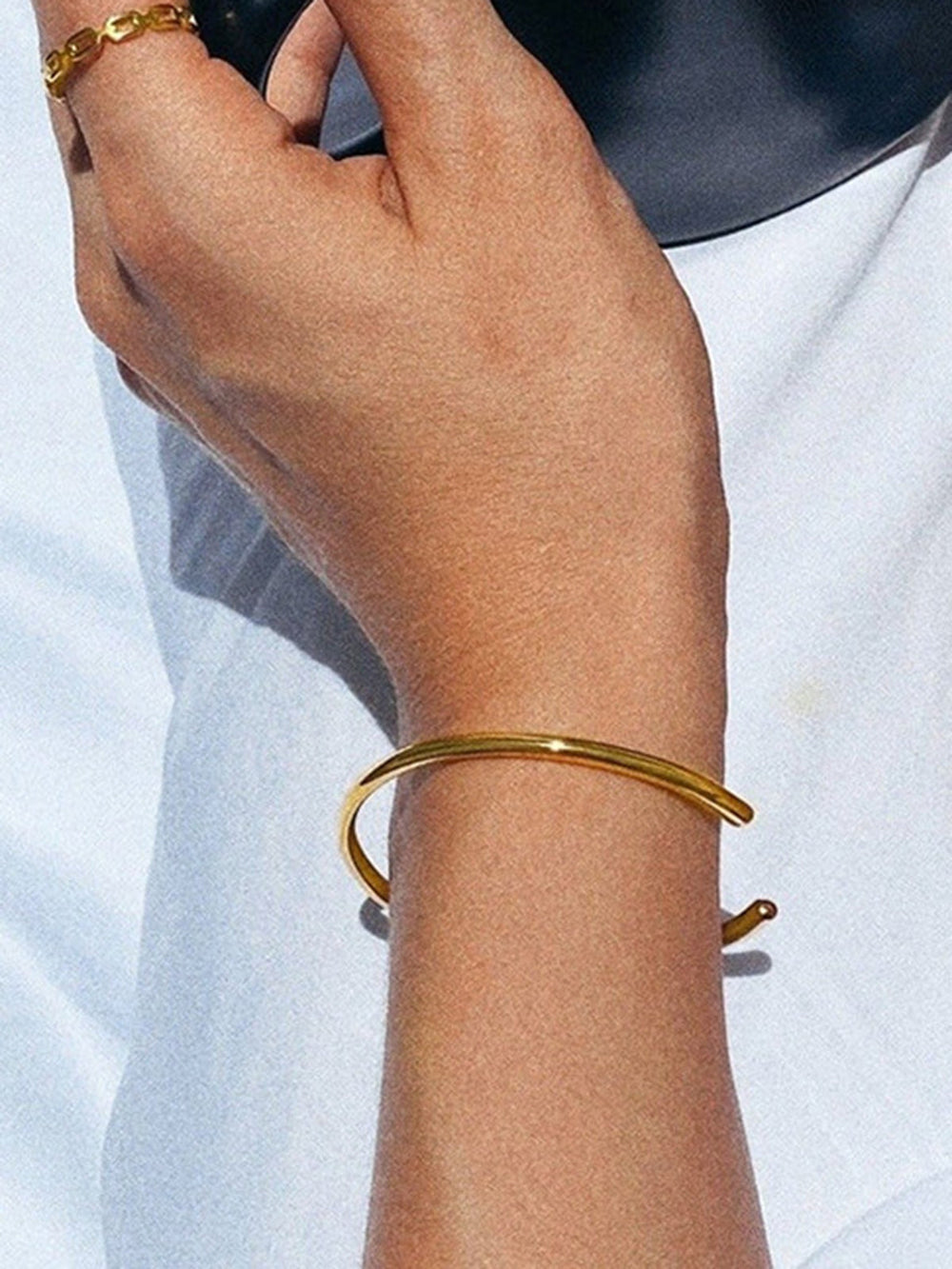 Goldenes offenes Armband