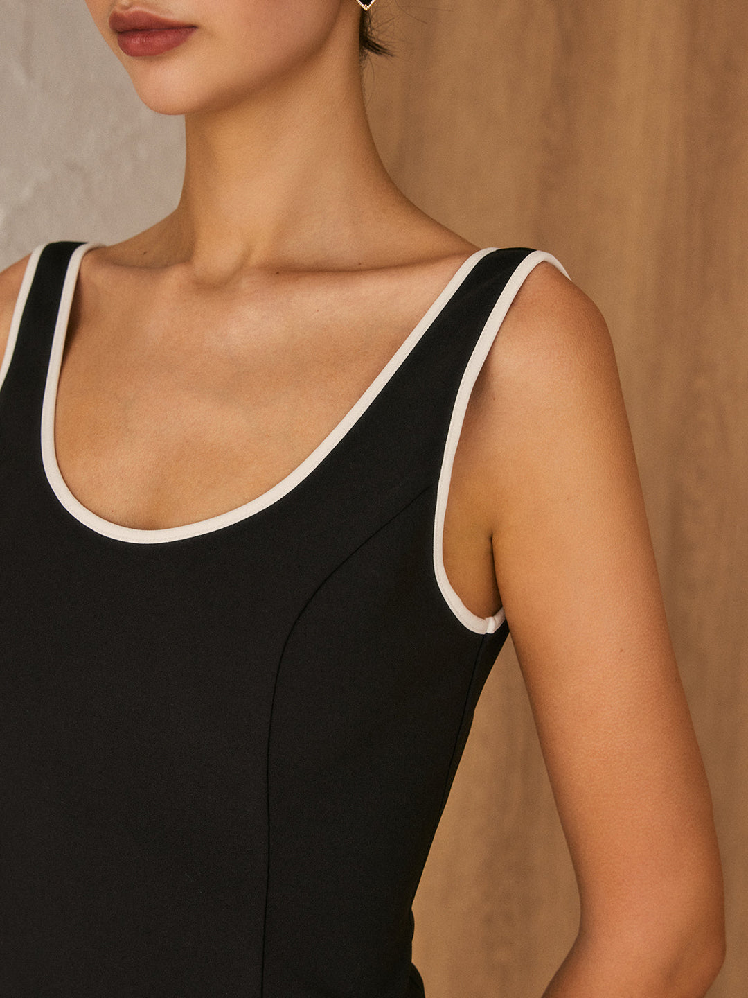 Kleid mit Kontrastbesatz und Reißverschluss