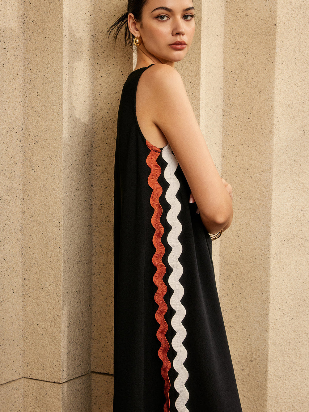 Kleid mit Kontrastbesatz und ärmellosem Schlitz