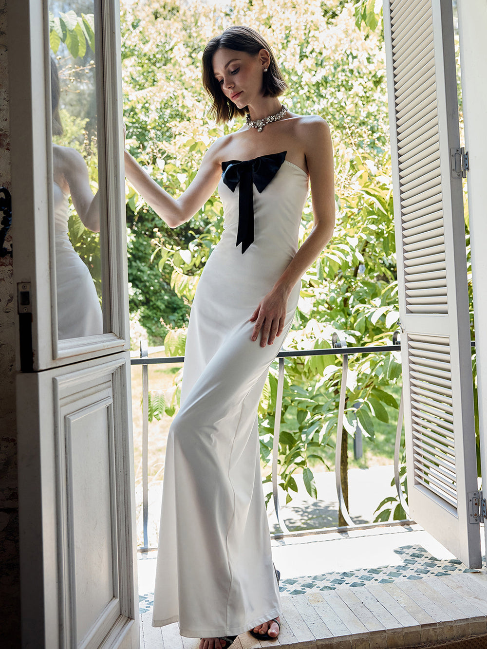 Strapless Kleid mit Schleife und Beinschlitz
