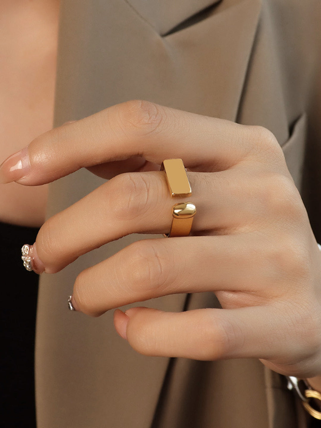 Geometrischer offener Ring aus Gold