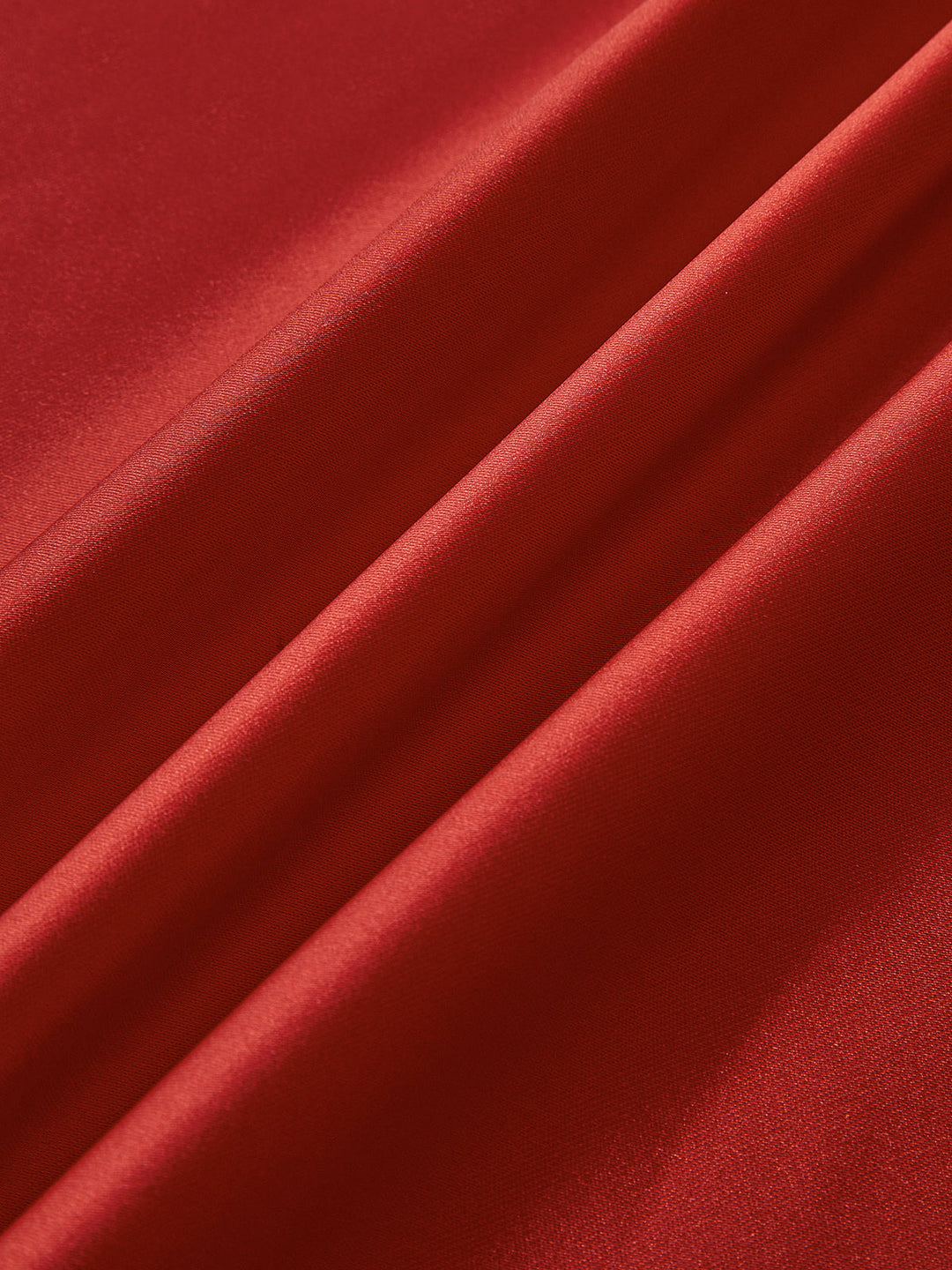 Faltenärmeliges rückenfreies Satin-Maxikleid