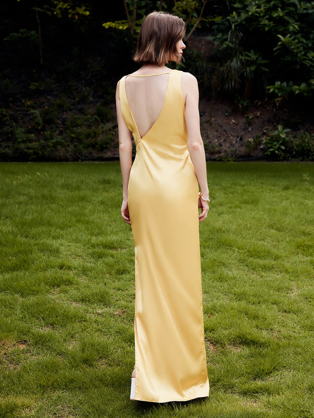 Asymmetrisches rückenfreies langes Kleid mit Rüschen