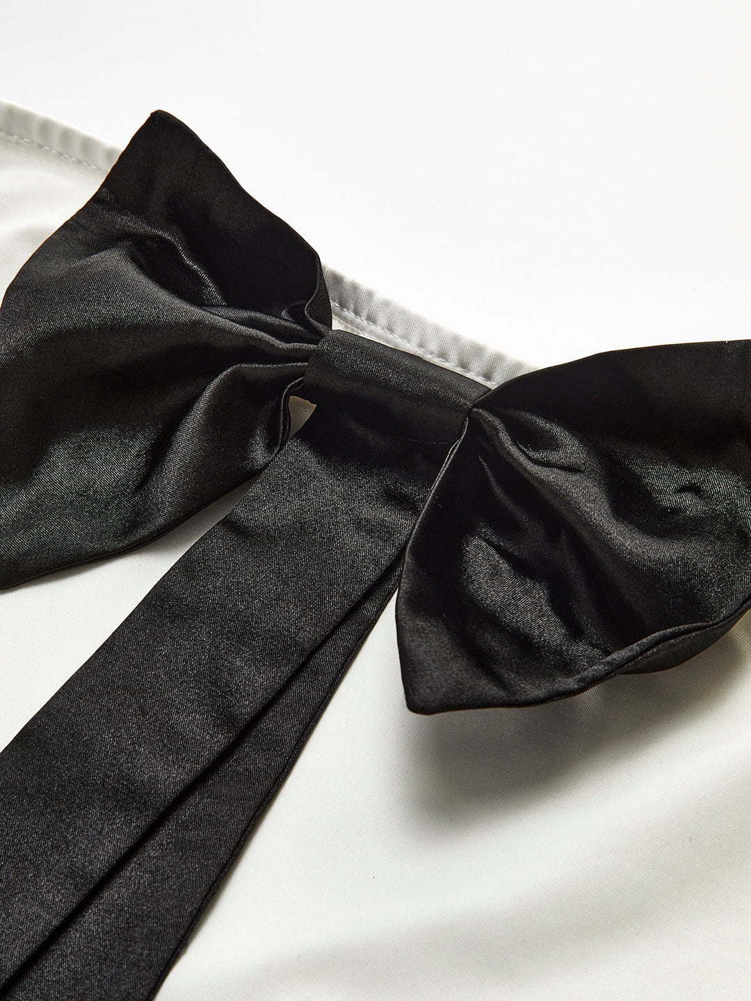 Strapless Kleid mit Schleife und Beinschlitz