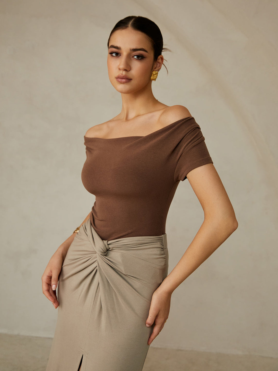 Off-Shoulder Plissiertes T-Shirt