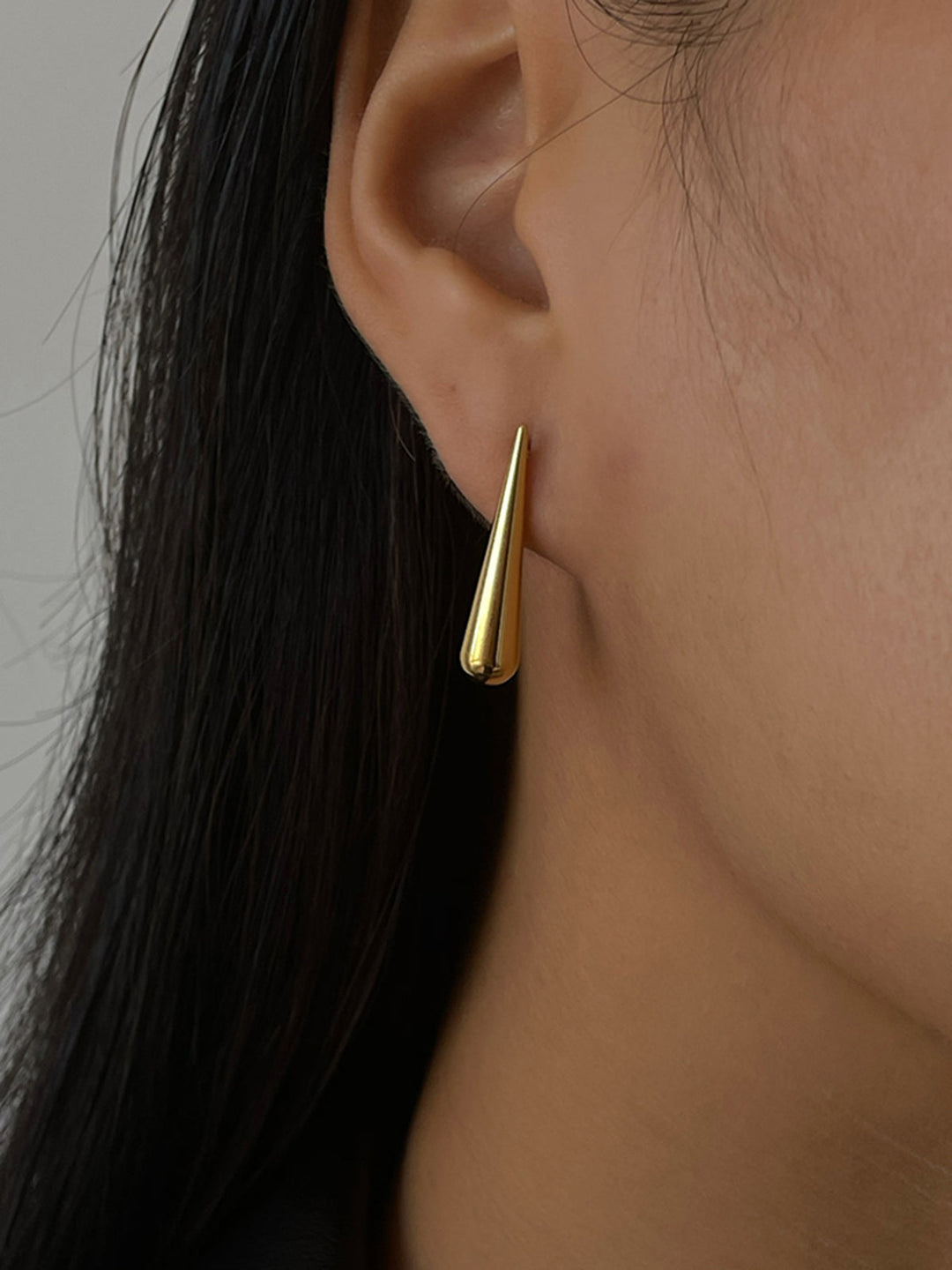 Asymmetrische goldene Wassertropfen-Ohrringe