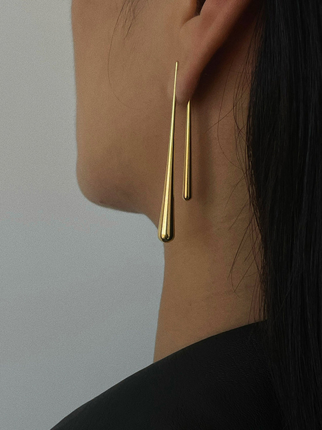 Asymmetrische goldene Wassertropfen-Ohrringe