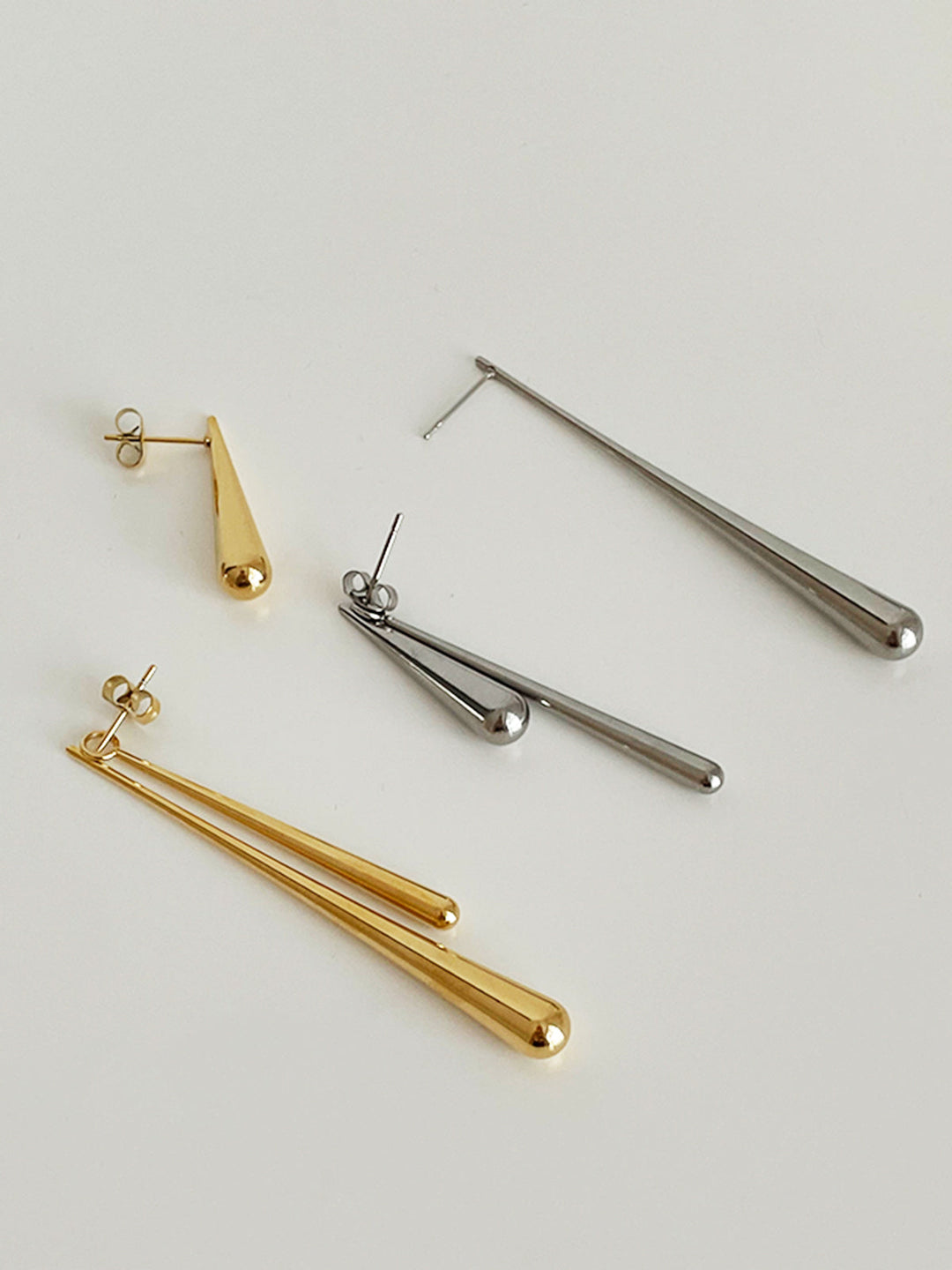 Asymmetrische goldene Wassertropfen-Ohrringe