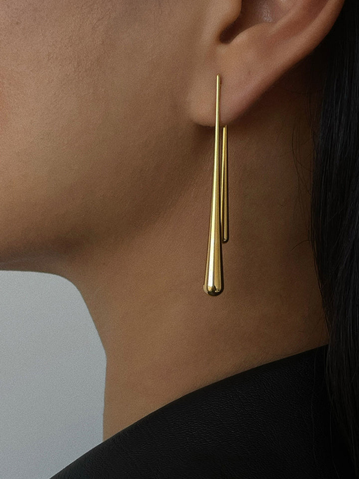 Asymmetrische goldene Wassertropfen-Ohrringe