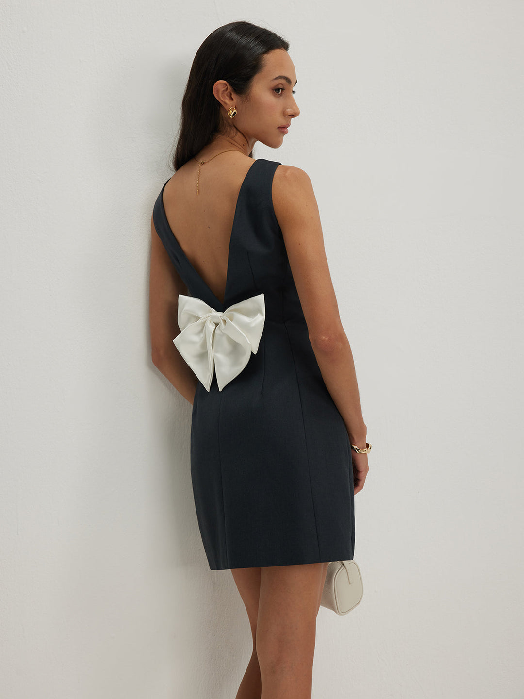 Rückenfreies Trägerkleid mit Schleife