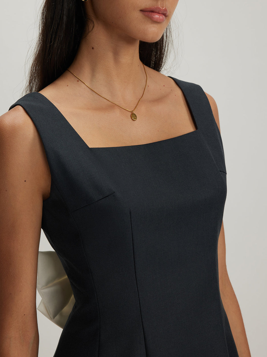 Rückenfreies Trägerkleid mit Schleife