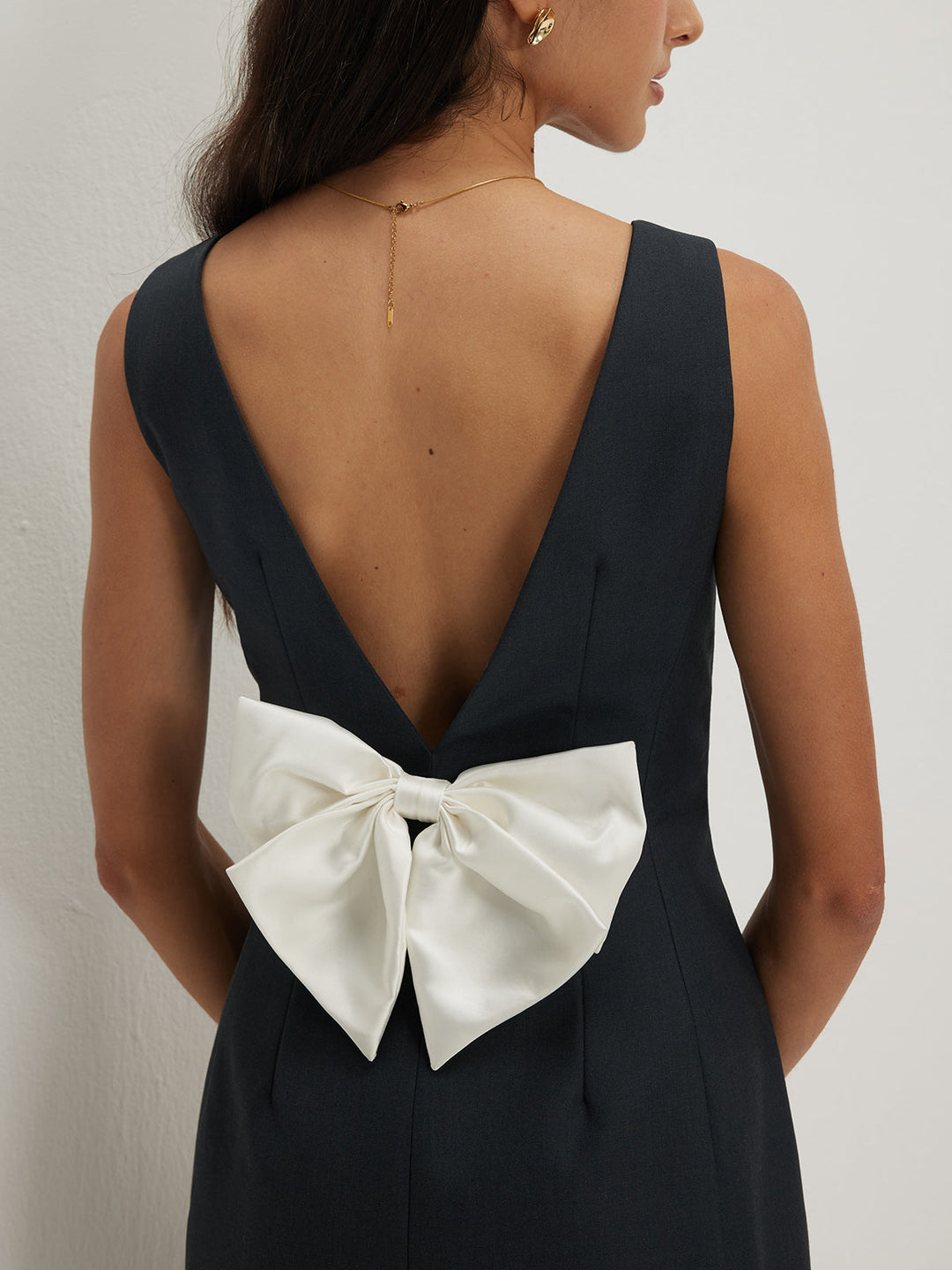 Rückenfreies Trägerkleid mit Schleife