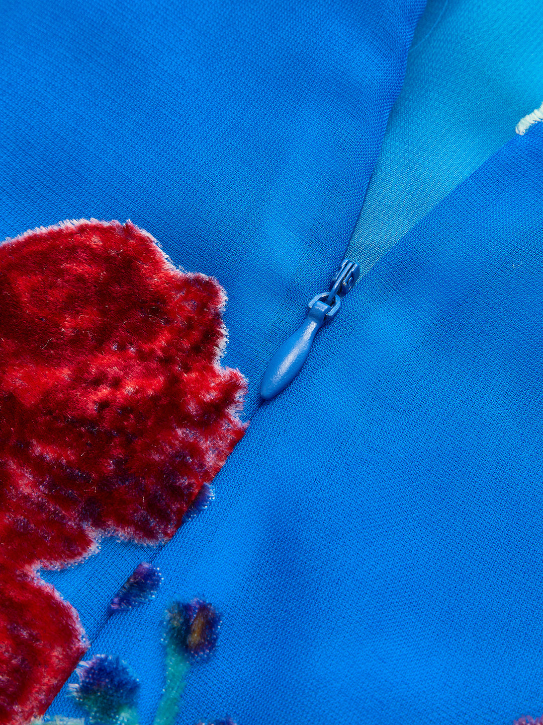 Samt Jacquard Kleid mit Rückenausschnitt und Neckholder