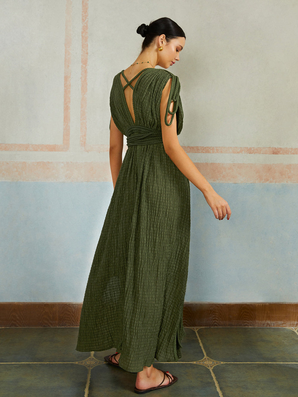 Lässiges Kleid mit Falten und Gürtel