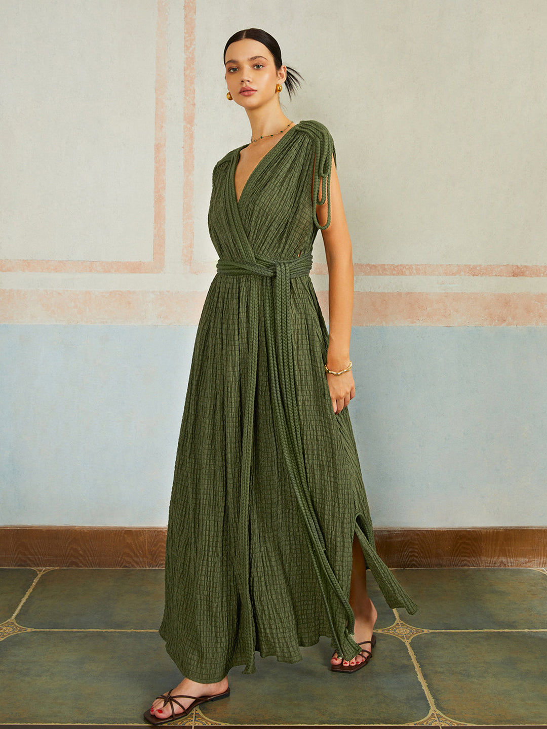 Lässiges Kleid mit Falten und Gürtel