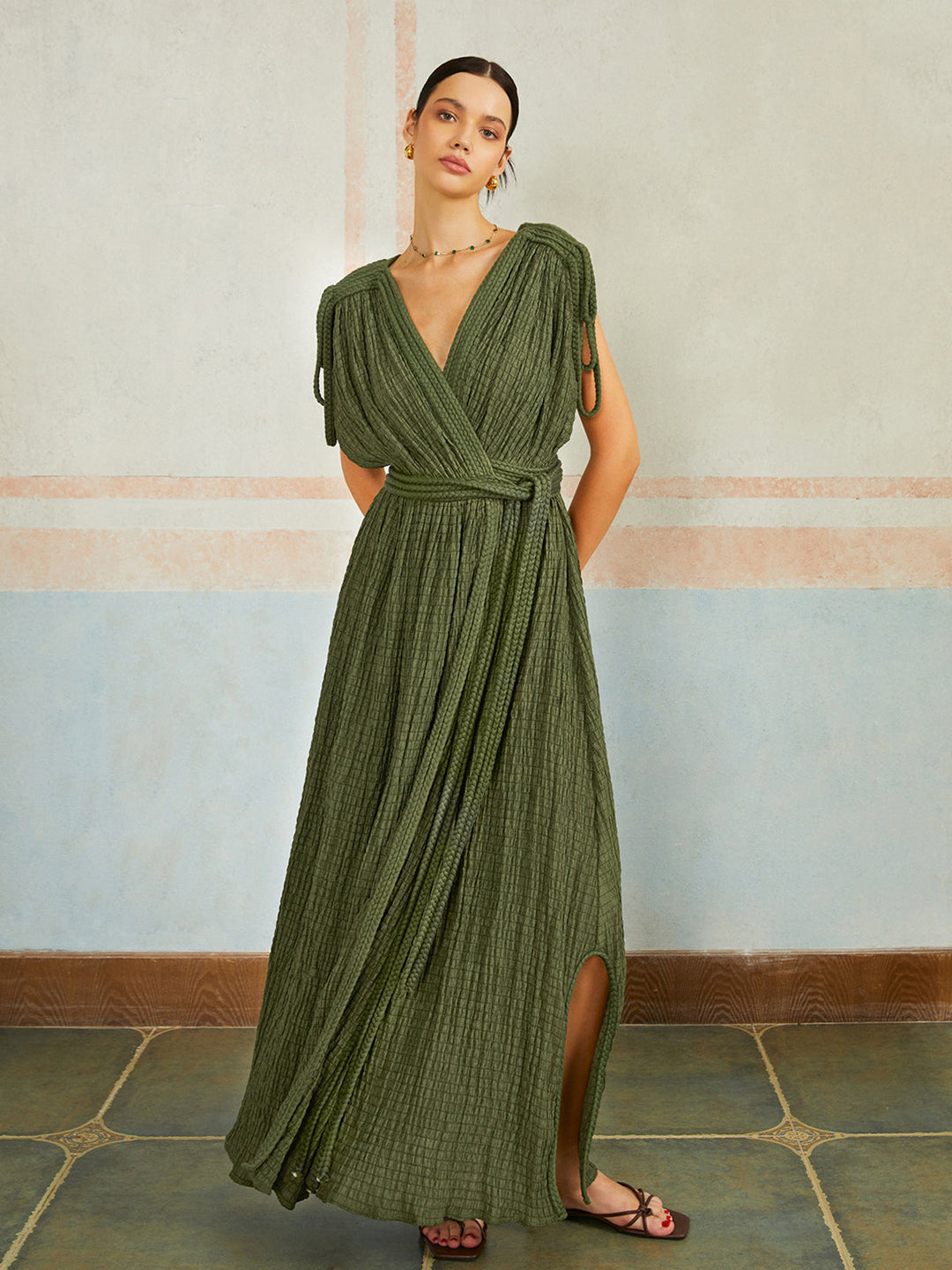Lässiges Kleid mit Falten und Gürtel