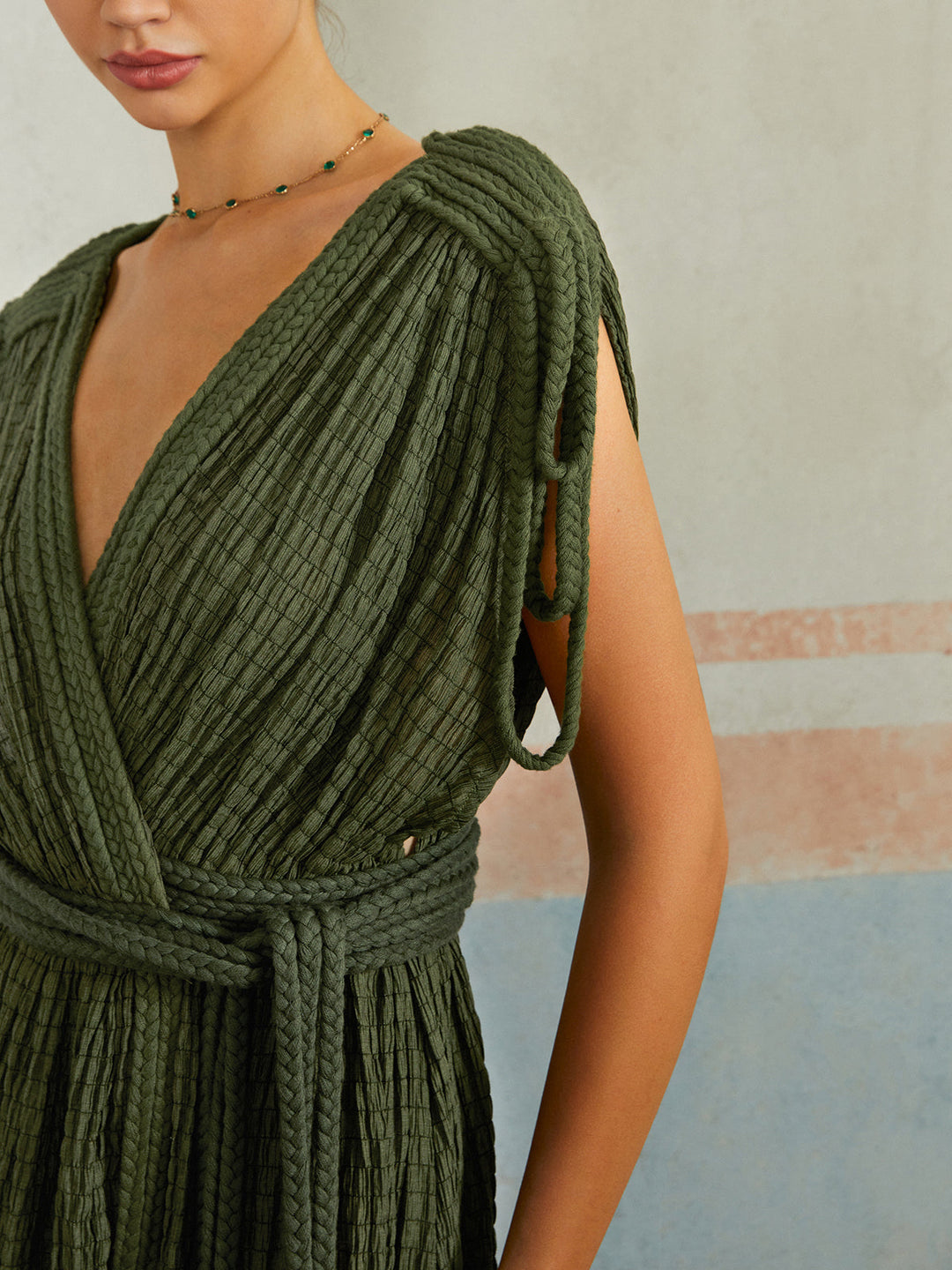 Lässiges Kleid mit Falten und Gürtel